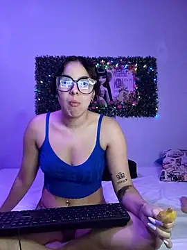 Snapshot of Sweet_Dirty_Baby chatting on 10/24/25, 02:19 Sweet Dirty Baby online show from 10/24/25, 02:19