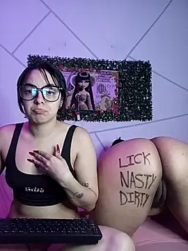 Snapshot of Sweet_Dirty_Baby chatting on 12/22/25, 02:19 Sweet Dirty Baby online show from 12/22/25, 02:19
