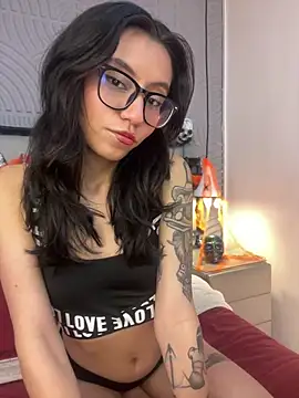 eviegothel  online show from 10/30/25, 08:20