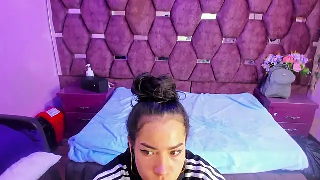 Nanis James online show from 05/09/26, 03:01
