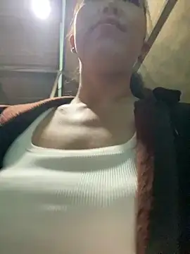 Snapshot of Huong-Ly chatting on 10/15/25, 08:03 Huong-Ly online show from 10/15/25, 08:03