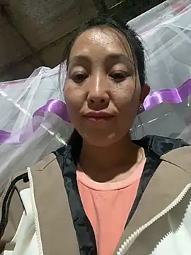 Snapshot of Huong-Ly chatting on 10/25/25, 07:05 Huong-Ly online show from 10/25/25, 07:05