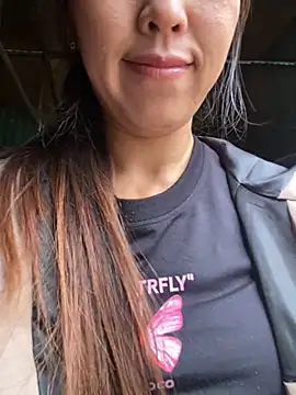 Snapshot of Huong-Ly chatting on 10/26/25, 06:19 Huong-Ly online show from 10/26/25, 06:19