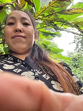 Snapshot of Huong-Ly chatting on 10/28/25, 05:33 Huong-Ly online show from 10/28/25, 05:33