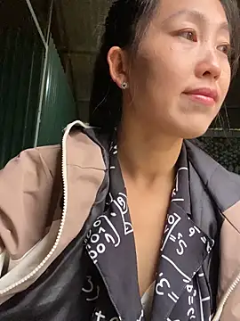 Snapshot of Huong-Ly chatting on 11/11/25, 02:11 Huong-Ly online show from 11/11/25, 02:11