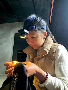 Snapshot of Huong-Ly chatting on 11/12/25, 01:50 Huong-Ly online show from 11/12/25, 01:50