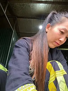 Snapshot of Huong-Ly chatting on 11/16/25, 08:20 Huong-Ly online show from 11/16/25, 08:20