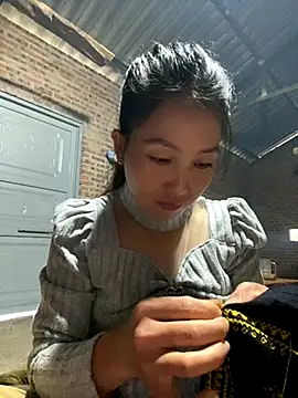 Snapshot of Huong-Ly chatting on 11/18/25, 01:55 Huong-Ly online show from 11/18/25, 01:55