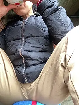 Snapshot of Huong-Ly chatting on 12/17/25, 02:39 Huong-Ly online show from 12/17/25, 02:39