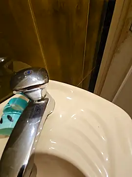 Snapshot of Stingles chatting on 10/05/25, 12:58 Stingles online show from 10/05/25, 12:58