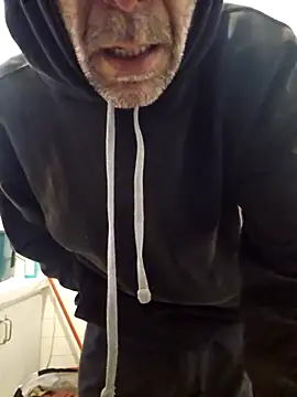 Snapshot of Stingles chatting on 10/10/25, 10:03 Stingles online show from 10/10/25, 10:03