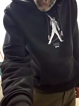 Snapshot of Stingles chatting on 10/24/25, 03:19 Stingles online show from 10/24/25, 03:19