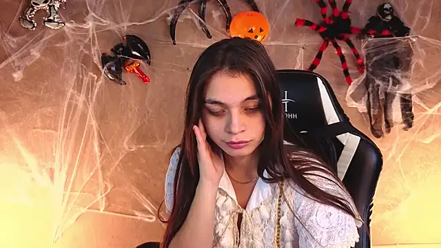 Leila Hefner online show from 10/30/25, 02:46