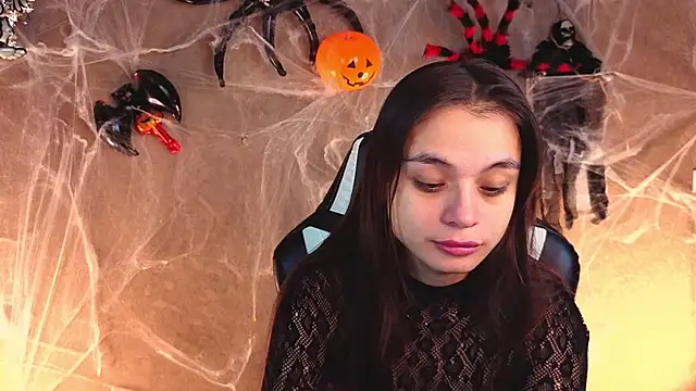 Leila Hefner online show from 10/31/25, 02:23