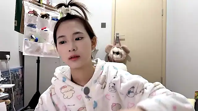 Snapshot of Ann-cookie chatting on 12/17/25, 03:40 Ann-cookie online show from 12/17/25, 03:40