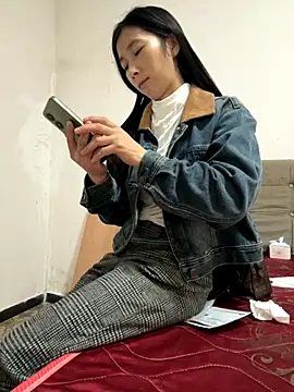 crhong666 online show from 10/21/25, 12:33