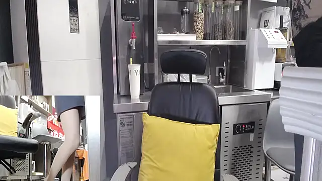 Snapshot of Eileen-L chatting on 11/06/25, 12:55 Eileen-L online show from 11/06/25, 12:55