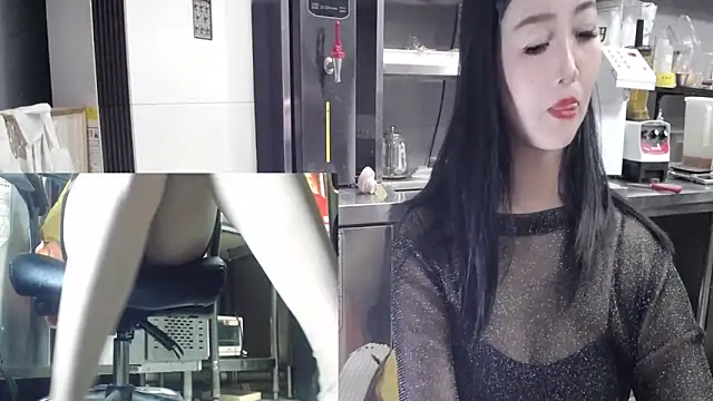 Snapshot of Eileen-L chatting on 11/13/25, 02:38 Eileen-L online show from 11/13/25, 02:38