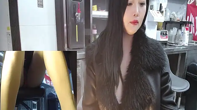 Snapshot of Eileen-L chatting on 11/28/25, 02:36 Eileen-L online show from 11/28/25, 02:36