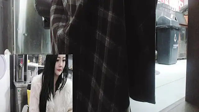 Snapshot of Eileen-L chatting on 12/04/25, 03:27 Eileen-L online show from 12/04/25, 03:27