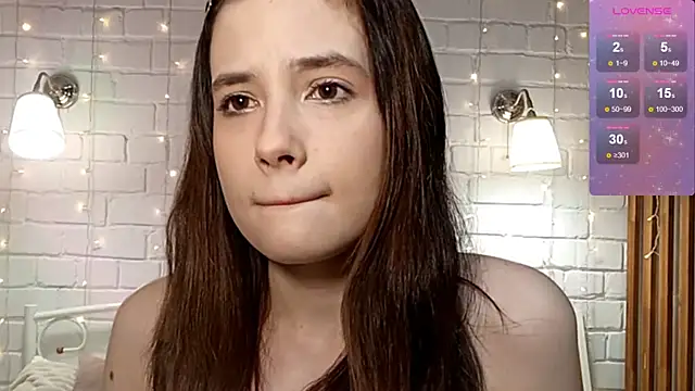 Honeey Beee online show from 12/14/25, 04:23