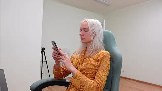 Laura Chaplin online show from 11/23/25, 06:46