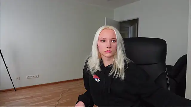 Laura Chaplin online show from 04/27/26, 12:03