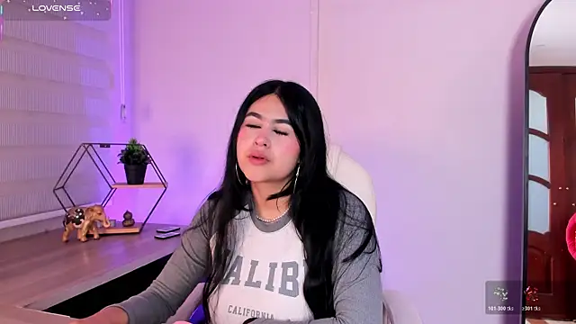 Emma  clark  online show from 11/29/25, 12:19