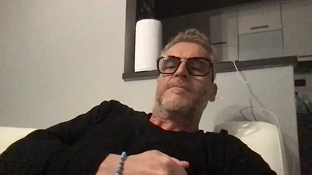 Axl hot online show from 04/30/26, 08:57