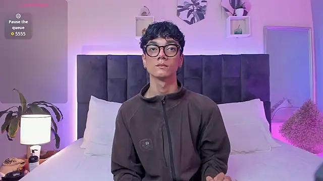 Snapshot of Phillicious__ chatting on 09/17/25, 09:27 Phillicious online show from 09/17/25, 09:27