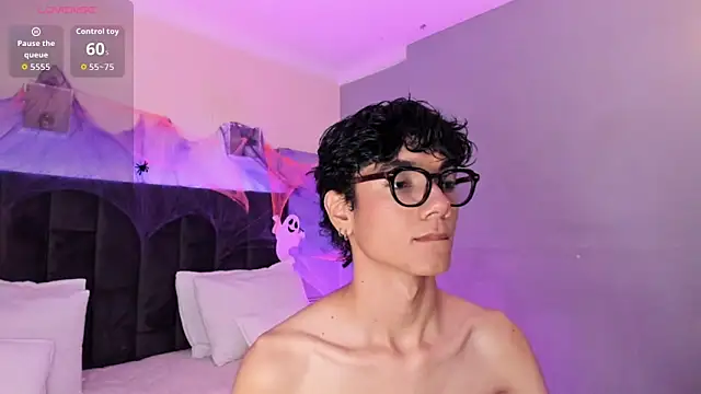 Snapshot of Phillicious__ chatting on 10/17/25, 08:33 Phillicious online show from 10/17/25, 08:33