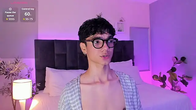 Snapshot of Phillicious__ chatting on 11/22/25, 10:42 Phillicious online show from 11/22/25, 10:42