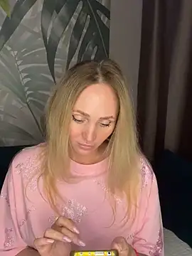 Affectionate lady online show from 10/16/25, 08:04