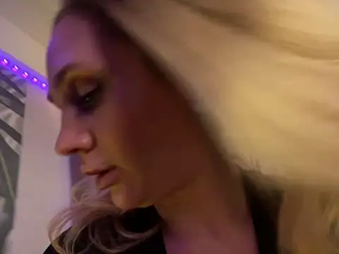 Affectionate lady online show from 12/13/25, 10:48