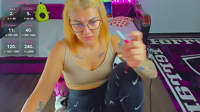 MiaKiittyy online show from 11/29/25, 01:08