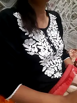 Aarti-kumri online show from 11/10/25, 04:17