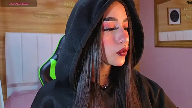 Abril Velvet a  online show from 11/28/25, 08:00