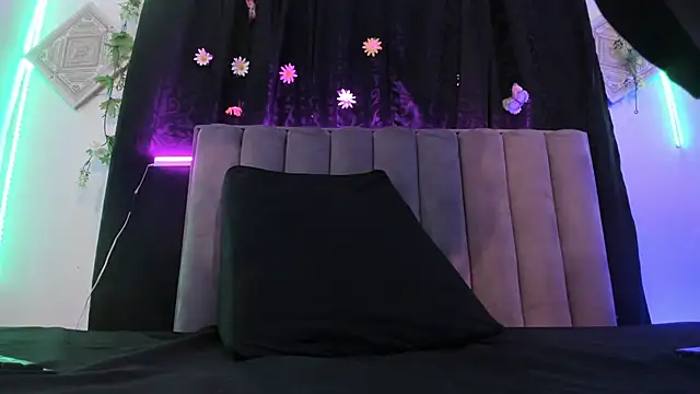 AkiraStone  online show from 10/01/25, 12:00