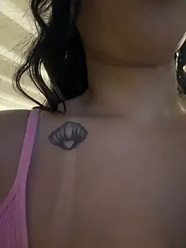 Snapshot of ReinaChloe chatting on 10/23/25, 04:06 ReinaChloe online show from 10/23/25, 04:06