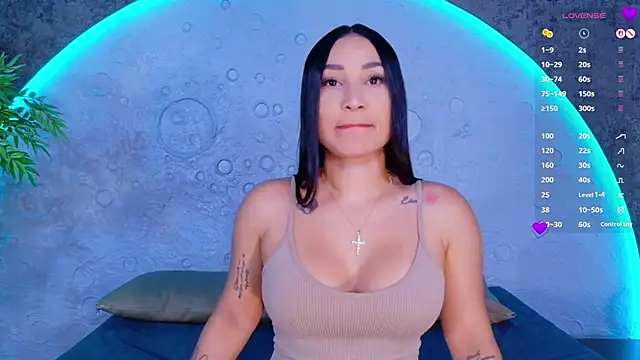 ReinaChloe online show from 04/30/26, 04:35