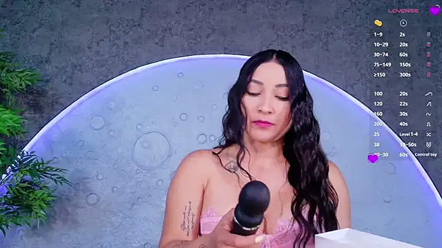 ReinaChloe online show from 05/07/26, 04:23