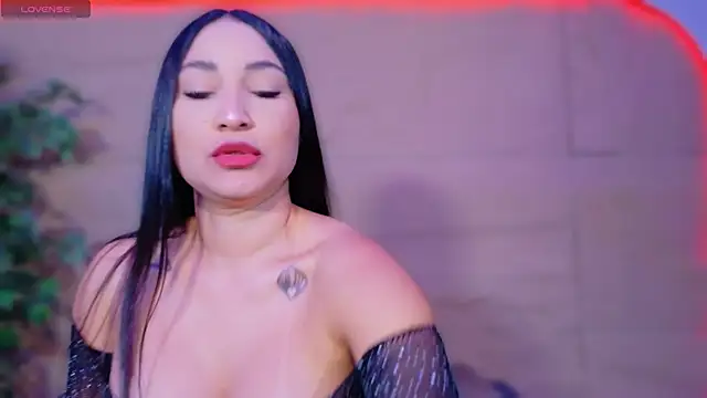 ReinaChloe online show from 05/08/26, 10:31