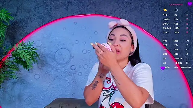 ReinaChloe online show from 05/09/26, 04:01