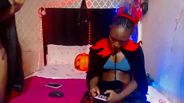 LonelyQueenxx25 online show from 10/31/25, 07:26