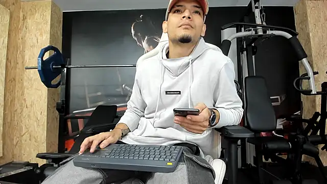 Snapshot of AlessandroKiing chatting on 06/15/26, 10:34 AlessandroKiing online show from 06/15/26, 10:34