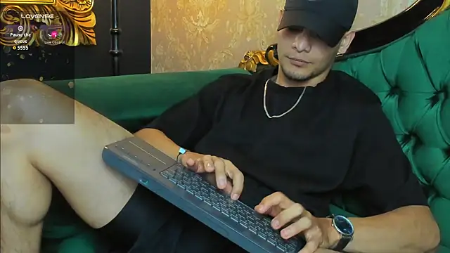 Snapshot of AlessandroKiing chatting on 07/14/26, 08:03 AlessandroKiing online show from 07/14/26, 08:03
