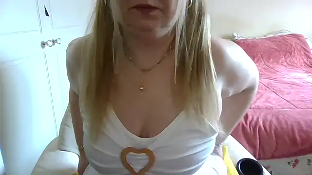 Snapshot of arianamodel4you chatting on 03/24/26, 10:53 arianamodel4you online show from 03/24/26, 10:53