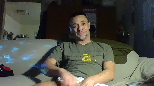 Snapshot of dicinyou80 chatting on 12/23/25, 05:49 dicinyou80 online show from 12/23/25, 05:49