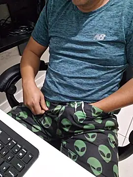 Snapshot of Carloskasado chatting on 10/28/25, 12:03 Carloskasado online show from 10/28/25, 12:03