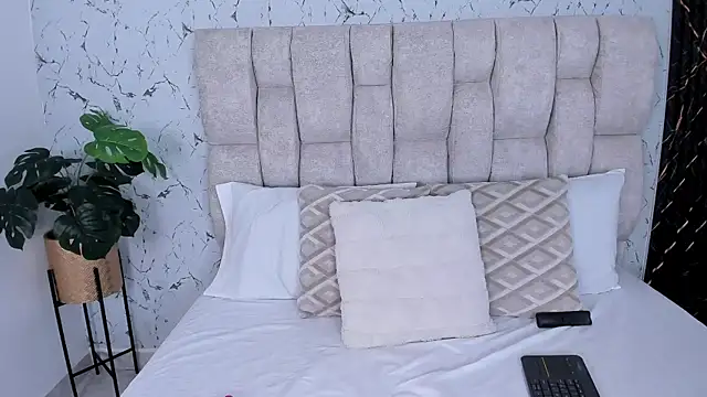 Laura Ivy online show from 11/11/25, 01:00